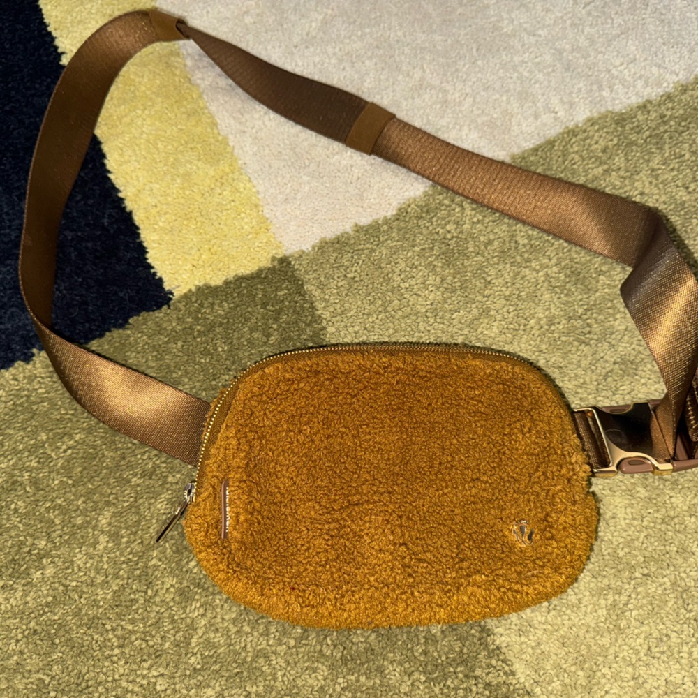Lululemon Everywhere Fleece Belt Bag Burnt Caramel